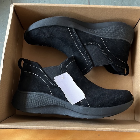 The leather bootie features a stylish round toe, arch support, and memory foam - Picture 2 of 5